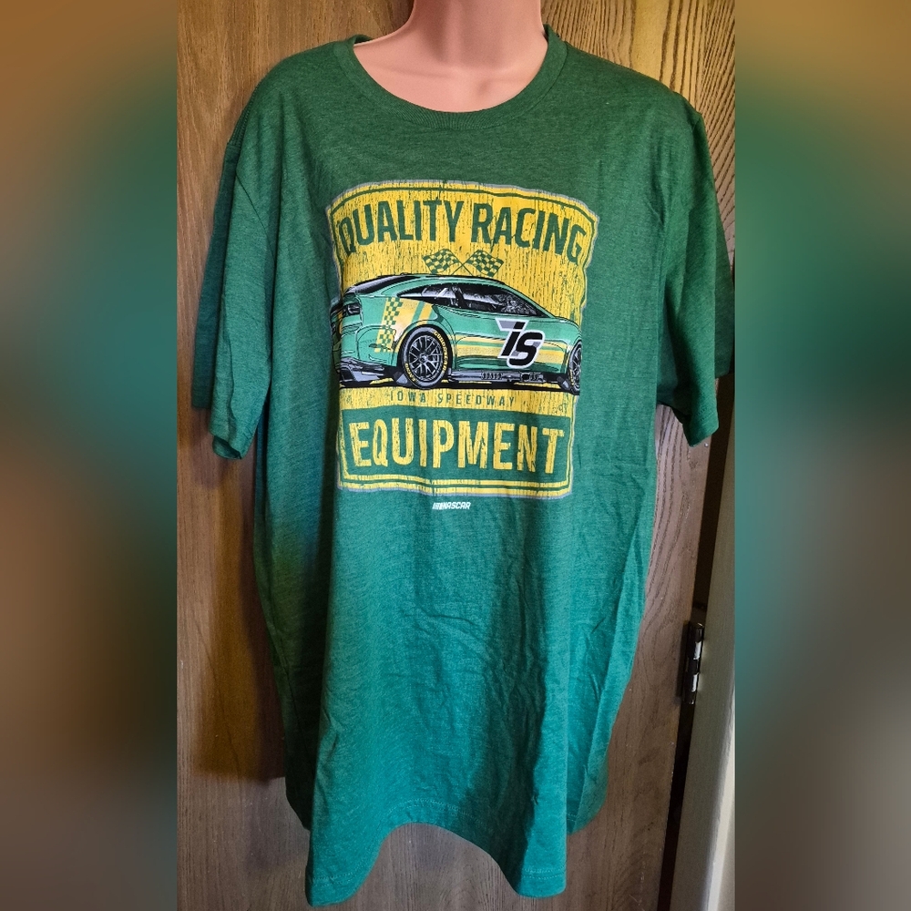 NASCAR  Men's T-Shirt Iowa Speedway Green Race Car New Size XL Tee